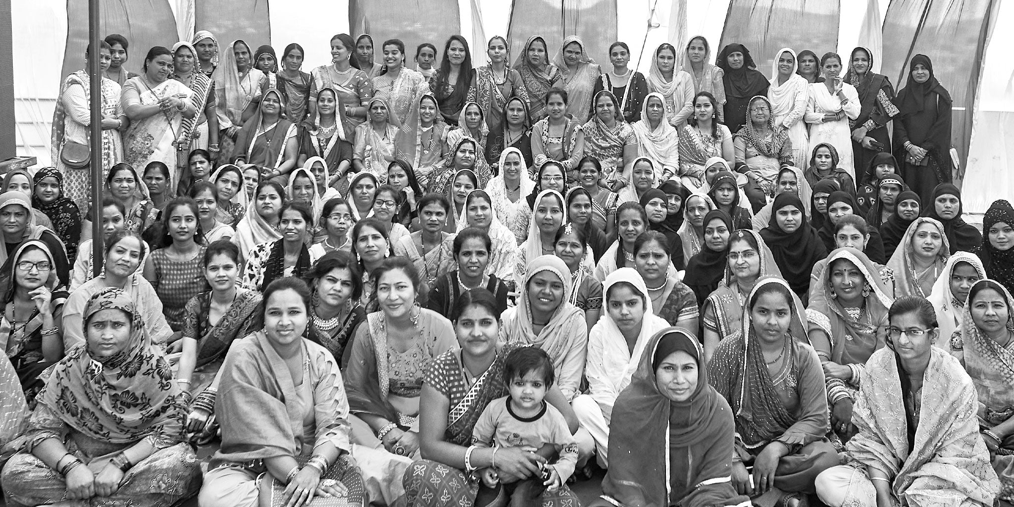 group photo of 100+ Anchal artisans in Ajmer, India